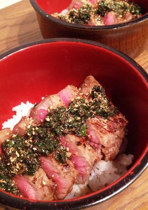 牛ステーキ丼 赤ワイン葱ソース-レシピのメイン写真