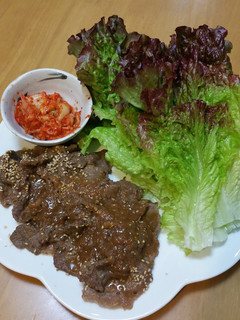 カルビ焼き肉とキムチのレタス巻き-レシピのメイン写真