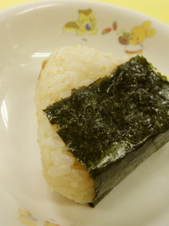 うめツナおにぎり【保育園給食】-レシピのメイン写真
