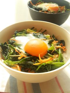 ほうれん草とにんじんの巣ごもり卵丼-レシピのメイン写真