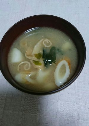 竹輪とワカメとくるくる麩のお味噌汁-レシピのメイン写真