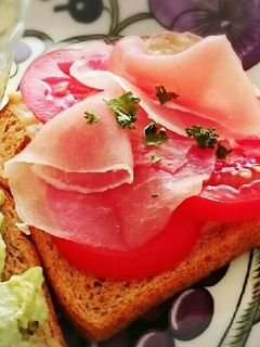 全粒粉パンでオープンサンド☆生ハムトマト-レシピのメイン写真