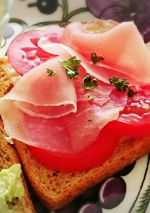 全粒粉パンでオープンサンド☆生ハムトマト-レシピのメイン写真