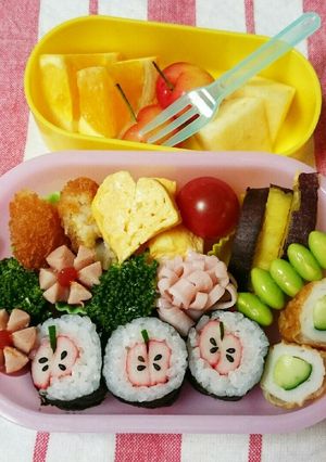 カニかまでりんご★巻きおにぎり弁当♡-レシピのメイン写真