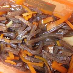 รูปของ そんなに甘くないこんにゃくぜんまい煮物