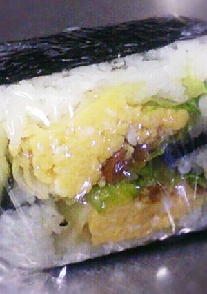 梅干しとチーズ卵のおにぎりらず-レシピのメイン写真