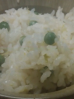 エンドウ豆と玉ねぎの芽の炊き込みご飯-レシピのメイン写真