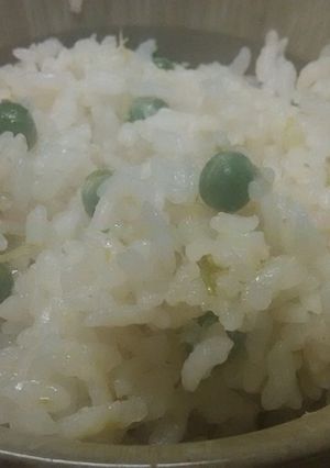 エンドウ豆と玉ねぎの芽の炊き込みご飯-レシピのメイン写真