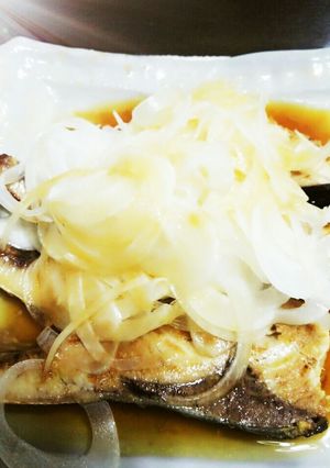 ぽん酢でさっぱり★焼きぶりの新玉ねぎのせ-レシピのメイン写真