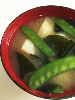 じゃがいもと絹さやワカメの味噌汁-レシピのメイン写真