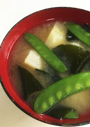 じゃがいもと絹さやワカメの味噌汁-レシピのメイン写真
