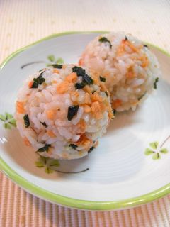 ✿鮭わかめおにぎり✿-レシピのメイン写真