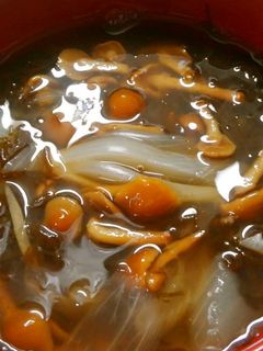 ヘルシーもずくと なめこ玉ねぎのお吸い物-レシピのメイン写真