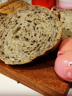 HBで簡単!もちもち♡ごま食パン!-レシピのメイン写真