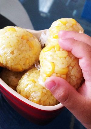 子供大好き！カレーコーンおにぎり ２工程-レシピのメイン写真
