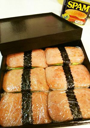 お弁当にも♪スパムアボカドマヨおにぎり-レシピのメイン写真