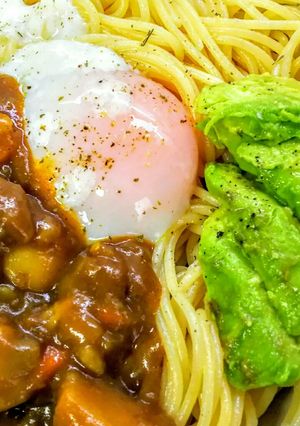 ｱﾎﾞｶﾄﾞのｶﾚｰﾊﾟｽﾀ＊温玉乗せ-レシピのメイン写真