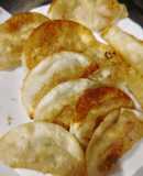 餃子の皮でウインナーとチーズの包み揚げ