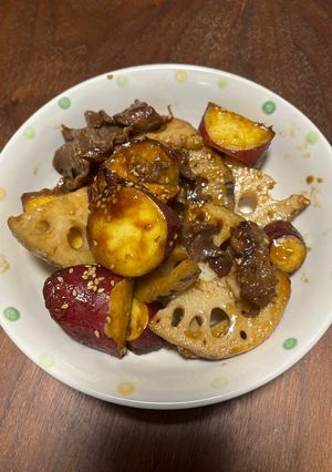 秋の味覚！さつまいもとレンコンの甘辛炒め-レシピのメイン写真