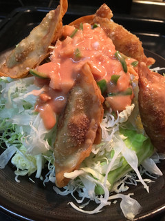 カリッとうま辛です。王将揚げ餃子サラダ-レシピのメイン写真