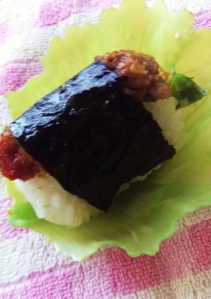 紫玉ねぎとハンバーグのおにぎり-レシピのメイン写真