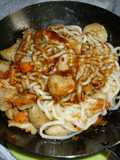 鉄パンで鶏皮と人参の千切りの焼きうどん