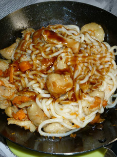 鉄パンで鶏皮と人参の千切りの焼きうどん-レシピのメイン写真