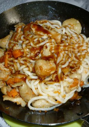 鉄パンで鶏皮と人参の千切りの焼きうどん-レシピのメイン写真