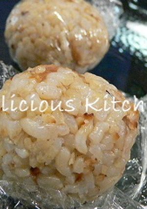 アーモンド＆鶏皮＆梅干しの玄米おにぎり-レシピのメイン写真
