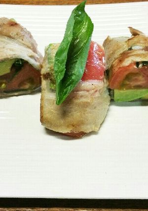 トマトとアボカドとバジルの肉巻き-レシピのメイン写真