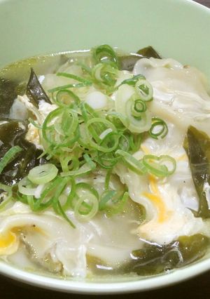 餃子を入れたわかめスープ-レシピのメイン写真