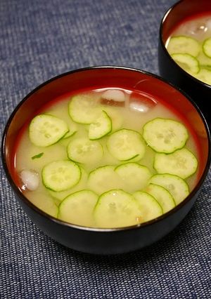 簡単！梅干しでさっぱり冷たい味噌汁-レシピのメイン写真