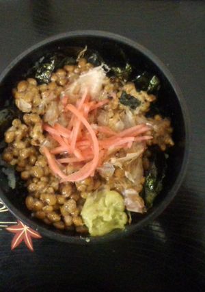 梅雨の食欲を誘う寿司飯入り納豆の簡単丼-レシピのメイン写真