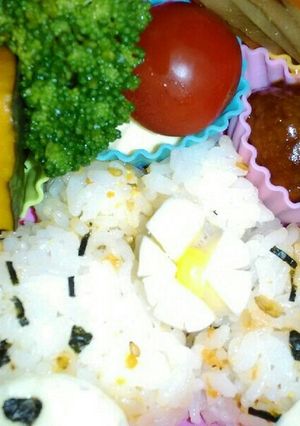 さけるチーズでお花弁当-レシピのメイン写真