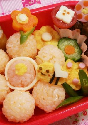 キャラ弁☆お花畑にみつばちさん♪弁当-レシピのメイン写真