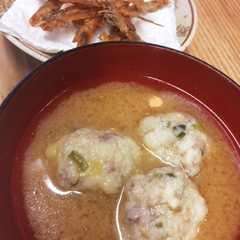 A picture of ふわふわ鰯つみれの味噌汁&骨せんべい.