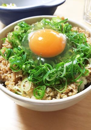 盛るだけ簡単。鶏そぼろの親子丼-レシピのメイン写真