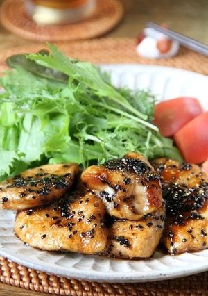 やわらか♪鶏むね肉の甘辛黒ごま焼き-レシピのメイン写真