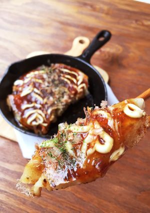 スキレットで熱々！お好み焼き餃子が美味♪-レシピのメイン写真