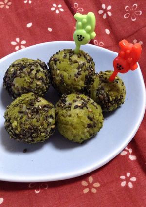 黒ゴマきなこの抹茶だんご-レシピのメイン写真