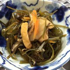 รูปของ 冷めても美味しい。切り昆布と椎茸の煮物