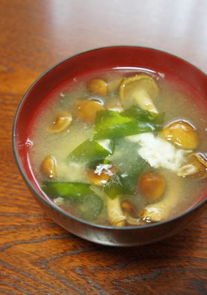 卵白消費に、なめこと生わかめの味噌汁-レシピのメイン写真