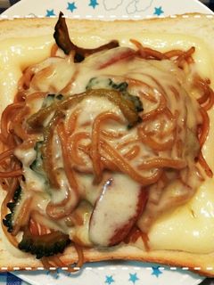 リメイクで簡単!やきそばチーズトースト-レシピのメイン写真