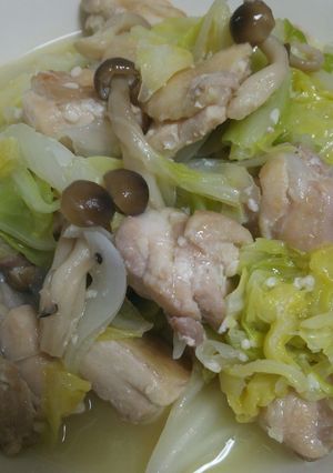 簡単すぎ♪鶏ももとキャベツの塩麹蒸し-レシピのメイン写真