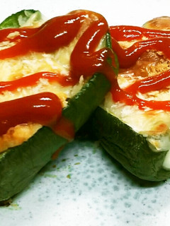 簡単!ピーマンの鶏ひき肉チーズ焼き-レシピのメイン写真