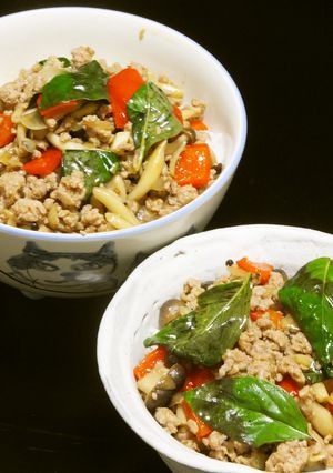 ピリ辛甘豚肉のガパオ風そぼろかけご飯-レシピのメイン写真