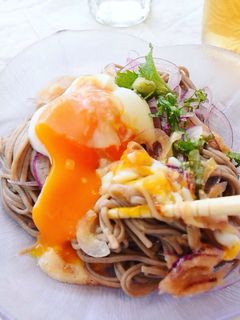 紫玉ねぎの冷やしとろろ蕎麦*温玉のせ♪-レシピのメイン写真