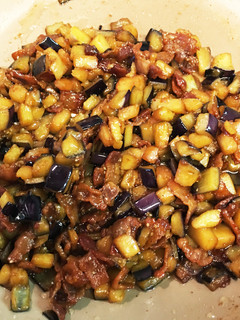 男子ががっつく豚バラ茄子丼-レシピのメイン写真