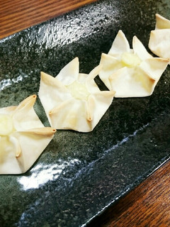 餃子の皮で☆お花みたいなチーズのおつまみ-レシピのメイン写真