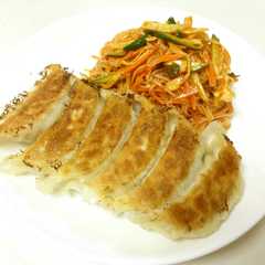 รูปของ 王将の餃子でチョルピビンマンドゥ